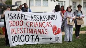 Participantes durante ação pelo fim do genocídio em Gaza por ocasião do Dia Mundial da Criança. No âmbito das comemorações do Dia Mundial da Criança (01 de junho), um movimento de cidadãos, em colaboração com o Coletivo pela Libertação da Palestina e o grupo Parents for Peace, promove, em várias cidades do país, ações coordenadas de sensibilização para o sofrimento das crianças palestinianas e em defesa do fim do genocídio na Faixa de Gaza. Na sua vertente informativa, o protesto conta com a interação entre participantes e transeuntes de forma a partilhar factos relativos ao impacto dos bombardeamentos, das incursões terrestres e do bloqueio que tem impedido quase totalmente a entrada de assistência humanitária na faixa de Gaza. Porto, 1 Junho 2025, MANUEL FERNANDO ARAUJO/LUSA