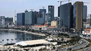 Baía de Luanda, Angola, 09 de agosto de 2024. A falta de saneamento básico e de transportes agravam a precariedade dos luandeses, que se mostram céticos quanto à proposta de divisão administrativa de Luanda, defendendo em alternativa as autarquias, melhor distribuição da riqueza e mais atenção aos pobres. (ACOMPANHA TEXTO DA LUSA DO DIA 10 DE AGOSTO DE 2024). AMPE ROGÉRIO/LUSA