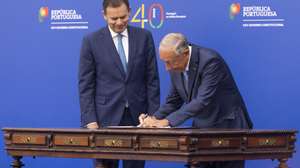 Portuguese President, Marcelo Rebelo de Sousa (R), flanked by Portuguse Prime Minister, Luis Montenegro, signs the Lisbon Declaration during the ceremony commemorating the 40th anniversary of the signing of the Treaty of Accession of Portugal to the European Communities, at the Jerónimos Monastery in Lisbon, June 12, 2025.  JOSE SENA GOULAO/LUSA