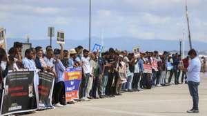 Manifestação com o objetivo exigir justiça pelo assassinato de um cidadão bangladês, alegadamente vítima de racismo e xenofobia, ocorrido na noite de 13 de junho, no Feijó, em Almada, esta tarde na Praça do Comércio, Lisboa, 24 de junho de 2025. TIAGO PETINGA/LUSA