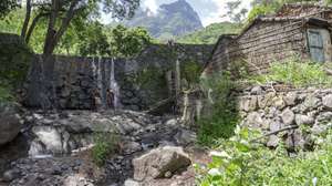 Na localidade de Longueira, em São Jorge dos Órgãos, a cachoeira recebe as águas das chuvas atraindo visitantes ao local, Ilha de Santiago, em Cabo Verde, 11 de outubro de 2024. (ACOMPANHA TEXTO DE 14-10-2024) ELTON MONTEIRO/LUSA