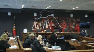 Sala do Tribunal onde se vai iniciar hoje o julgamento do criador do Football Leaks, Rui Pinto (ausente da foto), no Campus da Justiça, em Lisboa, 13 de janeiro de 2025. Rui Pinto vai responder em julgamento por 201 crimes de acesso ilegítimo qualificado, 23 crimes de violação de correspondência agravados e 18 crimes de dano informático. ANTÓNIO COTRIM/LUSA