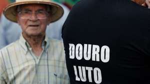 Um agricultor participa na manifestação dos viticultores do Douro, promovida pela Confederação Nacional da Agricultura e pela Associação dos Viticultores e da Agricultura Familiar Douriense, para alertar para a crise que afeta a região, exigirem soluções e a venda de uvas a preços justos, no Peso da Régua, 02 de julho de 2025. PEDRO SARMENTO COSTA/LUSA