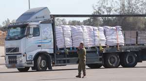 epa12142475 An Israeli soldier stands next to a truck with humanitarian aid bound for Gaza at the Kerem Shalom crossing on the Gaza-Israel border in southern Israel, 29 May 2025. According to the Israeli Defense Forces and COGAT (Coordination of Government Activities in the Territories), approximately 880 aid trucks have entered Gaza through the Kerem Shalom crossing since Israel resumed humanitarian deliveries on 19 May. According to the UN half a million people, or one in five people in the Strip are facing starvation while the entire population of the Gaza Strip continues to face a critical risk of famine following 19 months of conflict, mass displacement and severe restrictions on humanitarian aid.  EPA/ABIR SULTAN