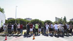 Trabalhadores da SPDH/Menzies concentrados junto ao edifício da empresa durante a greve pelo fim de vencimentos base abaixo do salário mínimo nacional, por melhores salários, pelo cumprimento do pagamento das horas noturnas ou a manutenção do acesso ao parque de estacionamento nos mesmos termos e condições que sempre lhes foram aplicados, entre outros, em Lisboa, 25 de julho de 2025. FILIPE AMORIM/LUSA