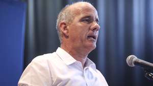 O secretário-geral do Partido Comunista Português (PCP), Paulo Raimundo, intervém durante o almoço e sessão de apresentação dos candidatos da Coligação Democrática Unitária (CDU) ao concelho de Cascais, na Sociedade Recreativa Outeirense, em São Domingos de Rana, Cascais, 27 de julho de 2025. ANTÓNIO PEDRO SANTOS/LUSA