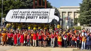 epa12283069 People gather in response to Greenpeace's call to support the Plastics Treaty, one day before the session of the Intergovernmental Negotiating Committee on Plastic Pollution, in front of the European headquarters of the United Nations in Geneva, Switzerland, 04 August 2025. Negotiators will take part in the second segment of the fifth session of the Intergovernmental Negotiating Committee on Plastic Pollution during talks in Geneva taking place from 05 to 14 August 2025.  EPA/SALVATORE DI NOLFI