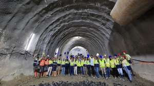Membros da equipa que trabalha na Metro do Porto posam durante a conclusão da escavação do túnel entre as estações da Galiza e da Casa da Música, construído no âmbito da empreitada da Linha Rosa (G) do Metro do Porto e que ligará a Casa da Música a S. Bento, Porto, 05 de agosto de 2025. ESTELA SILVA/LUSA