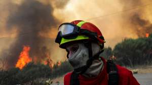 Um bombeiro combate as chamas durante o incêndio na encosta da aldeia de Moura da Serra, Arganil, 14 de agosto de 2025. De acordo com os dados disponíveis no ‘site’ da Autoridade Nacional de Emergência e Proteção Civil (ANEPC), quase 900 operacionais combatiam o fogo que deflagrou na quarta-feira na freguesia de Piódão, no concelho de Arganil, distrito de Coimbra, e se estendeu depois aos municípios de Oliveira do Hospital e Pampilhosa da Serra (Coimbra), e de Seia, já no distrito da Guarda. PAULO CUNHA/LUSA