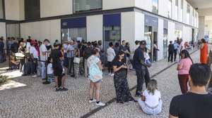 Utentes aguardam em fila pela sua vez à entrada do novo balcão do Instituto dos Registos e do Notariado (IRN) no Parque das Nações, em Lisboa, 01 de setembro de 2025. Este novo balcão vai receber todo o atendimento presencial que até aqui era prestado na Conservatória dos Registos Centrais. MIGUEL A. LOPES/LUSA