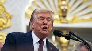 epa12347191 US President Donald Trump, speaks during an announcement in the Oval Office at the White House in Washington, DC, USA, 02 September 2025. US President Donald Trump is set to announce that he's basing US Space Command in Huntsville, Alabama, undoing former President Joe Biden's decision to put the headquarters in Colorado.  EPA/AL DRAGO / POOL