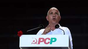 O secretário-geral do Partido Comunista Português (PCP), Paulo Raimundo, discursa no comício de encerramento da 49.ª Festa do Avante realizada na Quinta da Atalaia, Amora, Seixal, 07 de setembro de 2025. TIAGO PETINGA/LUSA