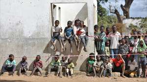 Deslocados no Centro de Trânsito de Namissir, na Escola Primária Completa dos Coqueiros, que alberga mais de 5.000 famílias deslocadas devido a ataques de grupos armados em Chiúre, na província de Cabo Delgado, norte de Moçambique, 29 de julho de 2025. Vários distritos de Cabo Delgado, sobretudo Chiúre, estão a registar uma crescente atividade por parte de elementos destes grupos nos últimos dias. Na semana passada, extremistas reivindicarem também a decapitação, em locais diferentes, de pelos menos três cristãos moçambicanos. (ACOMPANHA TEXTO DA LUSA DO DIA 09 DE AGOSTO DE 2025). LUÍSA NHANTUMBO