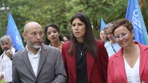 O co-porta-voz do partido Livre, Rui Tavares (E), acompanhado pela coordenadora nacional do Bloco de Esquerda (BE), Mariana Mortágua (C), e pela candidata pelo movimento Evoluir Oeiras à Câmara Municipal de Oeiras, Carla Castelo (D), durante uma ação de campanha no âmbito das próximas eleições autárquicas do dia 12 de outubro, em Algés, 08 de outubro de 2025. ANTÓNIO COTRIM/LUSA