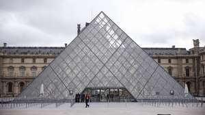 epa12466947 An exterior view of the Louvre Museum a day after a robbery in Paris, France, 20 October 2025. The Louvre Museum was targeted in a robbery by several criminals who smashed windows to steal eight priceless royal pieces of jewelry on 19 October. The Louvre remains closed for a second day running. French Culture Minister Rachida Dati called it 'an attack on France’s cultural heritage.'  EPA/YOAN VALAT