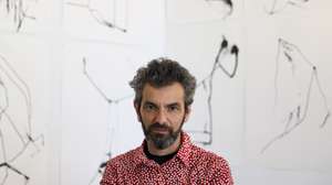 O artista visual português António Jorge Gonçalves, posa para a fotografia durante uma entrevista à agência Lusa, em Lisboa, 27 de março de 2025. Com mais de trinta anos de percurso profissional, António Jorge Gonçalves acaba de publicar o livro ilustrado "O tempo do cão", com o escritor angolano Ondjaki, estará na próxima semana na Feira do Livro Infantil e Juvenil de Bolonha (Itália) onde venceu um prémio pela banda desenhada "Dita Dor". (ACOMPANHA TEXTO DA LUSA DO DIA 29 DE MARÇO DE 2025). ANTÓNIO COTRIM/LUSA