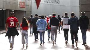 Adeptos mobilizam-se para votar nas eleições para os órgãos sociais do SL Benfica, no Estádio da Luz, em Lisboa, 25 de outubro de 2025. Mais de 160 mil sócios do Benfica são chamados, este sábado, a escolher o próximo presidente do clube. Há seis candidatos e, se nenhum conseguir 50% da votação, haverá segunda volta a 8 de novembro. MIGUEL A. LOPES/LUSA
