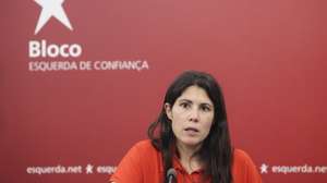 A coordenadora do Bloco de Esquerda, Mariana Mortágua, durante a apresentação das conclusões da Reunião da Mesa Nacional do Bloco de Esquerda que se reuniu para analisar os resultados das eleições autárquicas e debater as presidenciais de janeiro, bem como a proposta de Orçamento do Estado para 2026, na sede do Bloco de Esquerda, em Lisboa, 26 de outubro de 2025. MIGUEL A. LOPES/LUSA