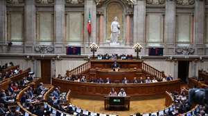 O primeiro-ministro, Luís Montenegro, intervém durante o debate quinzenal, na Assembleia da República, em Lisboa, 24 de setembro de 2025. O primeiro-ministro regressa hoje aos debates quinzenais no parlamento mais de sete meses depois da última discussão neste formato e a pouco mais de duas semanas da entrega do Orçamento do Estado para 2026. ANTÓNIO COTRIM/LUSA