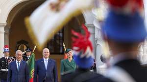 O Presidente da República, Marcelo Rebelo de Sousa (E), acompanhado do príncipe do Mónaco, Alberto II durante as honras militares na cerimónia oficial de boas-vindas na sua visita de Estado ao principado, Mónaco, 21 de novembro de 2025. NUNO VEIGA/LUSA