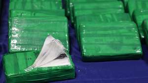 Embalagens de cocaína escondidas em caixas de bananas, após a sua apreensão pela Polícia Judiciária (PJ), na operação "Acácias", em Lisboa, 30 de dezembro de 2024. A operação foi realizada nos últimos dias pela Unidade Nacional de Combate ao Tráfico de Estupefacientes, de localização e apreensão de cerca de três toneladas e meia de cocaína chegadas a território nacional por um porto marítimo. ANTÓNIO PEDRO SANTOS/LUSA