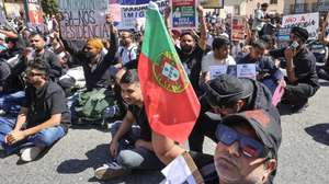 Imigrantes protestam durante a manifestação nacional, organizada pela Associação Solidariedade Imigrante e pelo coletivo de imigrantes que organizou o último protesto frente ao Centro de Instalação Temporária, no Porto, para reivindicar o direito a documentos e ao reagrupamento familiar, a libertação dos imigrantes detidos em “centros de instalação” sem terem cometido qualquer crime, e respeito, dignidade e justiça, frente à Assembleia da República, em Lisboa, 17 de setembro de 2025. A manifestação decorre no dia em que são retomados os debates na Assembleia da República sobre as leis da imigração e da nacionalidade. MANUEL DE ALMEIDA/LUSA