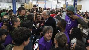 O Presidente da República, Marcelo Rebelo de Sousa (C), participa com jovens voluntários na recolha de donativos no Banco Alimentar contra a Fome esta noite em Lisboa, 29 de Novembro de 2025. MIGUEL A. LOPES/LUSA