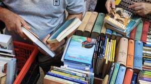 Visitantes da 12.ª edição da Feira do Livro do Porto nos jardins do Palácio de Cristal, Porto, 22 de agosto de 2025. Fundada em 1930, a Feira do Livro do Porto é desde 2016 organizada pela autarquia local. JOSÉ COELHO/LUSA