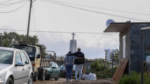 Jorge (D) (que pediu para não usarmos o seu último nome), morador no bairro autoconstruído da Penajoia, e pai de dois bebés gémeos lhe foram retirados após o nascimento, depois de a Segurança Social ter considerado que a casa onde viviam, em Rio de Mouro, no concelho de Sintra, não tinha as necessárias condições habitacionais. No concelho de Almada, 02 maio de 2025. O movimento Vida Justa acusa o Estado de estar a penalizar “as famílias que, apesar de trabalharem e de fazerem tudo pelos seus filhos, não conseguem ter condições habitacionais adequadas, porque os preços das rendas são proibitivos”. (ACOMPANHA TEXTO DA LUSA DO DIA 29 DE MAIO DE 2025). TIAGO PETINGA/LUSA