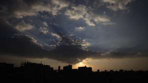 epa12619681 The setting sun’s light shines through clouds in the sky on New Year’s Eve in Sana'a, Yemen, 31 December 2025.  EPA/YAHYA ARHAB