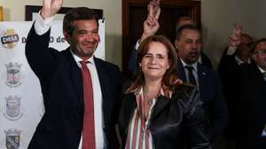O presidente do Chega, André Ventura, com a candidata à câmara municipal de Coimbra, Maria Lencastre Portugal, durante a sessão de apresentação dos candidatos autárquicos do partido ao distrito de Coimbra, Coimbra, 7 de julho de 2025. PAULO NOVAIS/LUSA