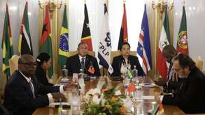 O ministro dos Negócios Estrangeiros e Cooperação de Timor-Leste, Bendito dos Santos Freitas (C-E), ladeado pela secretária executiva da Comunidade dos Países de Língua Portuguesa (CPLP), Maria de Fátima Jardim (C-D), durante a sessão solene no âmbito de uma visita à sede da CPLP, em Lisboa, 15 de janeiro de 2026. MARCOS BORGA/LUSA