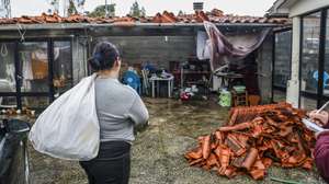 Populares junto a habitações destruídas pelo vento causado pela depressão Kristin, em Pedrógão Grande, 30 de janeiro de 2026. A passagem da depressão Kristin pelo território português deixou um rasto de destruição, causou cinco mortos e vários desalojados. PAULO NOVAIS/LUSA