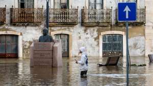 Um homem caminha por uma zona inundada da Ribeira de Santarém, 06 de fevereiro de 2026. Onze pessoas morreram em Portugal desde a semana passada na sequência da passagem das depressões Kristin e Leonardo, que provocaram também algumas centenas de feridos e desalojados. ANTÓNIO PEDRO SANTOS/LUSA