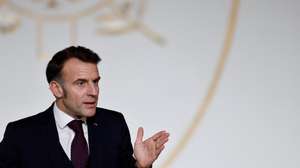 epa12709554 French President Emmanuel Macron delivers a speech during a meeting with students from the 'Prepas Talents du service public' as part of a program that aims to give every young person an opportunity to join the civil service, at the Elysee Palace in Paris, France, 06 February 2026.  EPA/BENOIT TESSIER / POOL  MAXPPP OUT