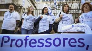 Plenário de rua promovido pela Federação Nacional dos Professores (Fenprof), para marcar o início da Caravana Nacional “Somos professores. Damos rosto ao futuro. Valorização, já!”, em frente à Escola Secundária Rodrigues de Freitas, no Porto, 19 de fevereiro de 2026. Entre 19 de fevereiro e 04 de março, a Fenprof inicia uma Caravana Nacional, com diferentes iniciativas de mobilização dos docentes, bem como de esclarecimento da sociedade para os problemas que afetam a profissão docente. JOSÉ COELHO/LUSA
