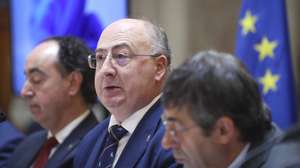 O ministro da Agricultura e Mar, José Manuel Fernandes (C), intervém durante a sua audição na Comissão de Agricultura e Pescas "sobre declarações proferidas sobre os dirigentes do ICNF e mensagem divulgada em reunião com o Instituto", na Assembleia da República, em Lisboa, 11 de fevereiro de 2026. ANTÓNIO PEDRO SANTOS/LUSA