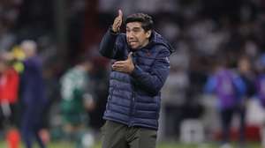 epa12477464 Palmeiras coach Abel Ferreira gives instructions during the CONMEBOL Copa Libertadores semi-final soccer match between LDU Quito and Palmeiras in Quito, Ecuador, 23 October 2025.  EPA/JOSE JACOME