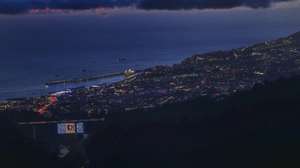 O espetáculo de fogo-de-artifício que assinala a passagem de ano na Madeira vai ocorrer às 00:00 de quinta-feira, depois de o Governo Regional ter ponderando antecipá-lo para as 20:00 de quarta-feira, devido ao mau tempo, indicou hoje o executivo. O IPMA colocou a costa sul e as regiões montanhosas da ilha da Madeira sob aviso laranja na quinta-feira, 01 de janeiro de 2026, com previsão de chuva por vezes forte, que poderá ser ocasionalmente sob a forma de granizo. Funchal, ilha da Madeira, 30 de dezembro de 2025. O tradicional espetáculo pirotécnico, um dos maiores cartazes da Madeira, decorre no Funchal e terá a duração de oito minutos, com fogo lançando a partir de 58 postos – 26 localizados no anfiteatro, 25 na avenida marginal e cinco em embarcações ao largo da baía –, num total de 22 toneladas de material pirotécnico e 97 mil disparos. HOMEM DE GOUVEIA/ LUSA