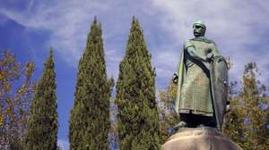 A estátua de D.Afonso Henriques  ficou sem espada após um ato de vandalismo junto ao Paço dos Duques de Bragança, em Guimarães, 11 de outubro de 2021. HUGO DELGADO/LUSA