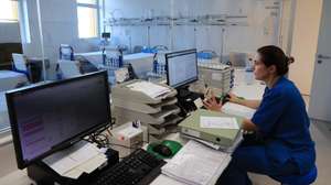 Uma profissional de saúde trabalha no Centro de Responsabilidade Integrada em Medicina de Reprodução (CRI-MR) do Hospital de São João, no Porto, 07 de janeiro de 2026. Criado em 2023, o Centro de Responsabilidade Integrada em Medicina de Reprodução do Hospital de São João, no Porto, mudou para as novas instalações no piso 5 da Ala Pediátrica há cerca de um mês. (ACOMPANHA TEXTO DA LUSA DO DIA 08 DE JANEIRO DE 2028). ESTELA SILVA/LUSA