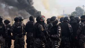 epa13020936 Members of the Bolivian police clash with protesters while clearing a roadblock in San Julian, Bolivia, 06 June 2026. At least two police officers were wounded by gunfire during an operation to clear a roadblock in the eastern region of Santa Cruz, which has been in place for 24 days due to protests by groups demanding the resignation of Bolivian President Rodrigo Paz.  EPA/JUAN CARLOS TORREJON