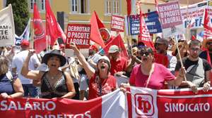 Manifestantes protestam contra o pacote laboral numa ação convocada pela CGTP-IN no dia da discussão na generalidade do Pacote Laboral na Assembleia da República, em Lisboa, 18 de junho de 2026. ANTÓNIO PEDRO SANTOS/LUSA