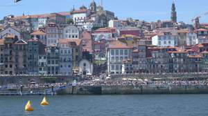 Um avião faz acrobacias durante o festival aéreo Air Invictus, que decorreu no rio Douro entre as margens do Porto e de Vila Nova de Gaia, 20 de junho de 2026. Os primeiros aviões do Air Invictus já abriram as hostilidades no Porto e em Gaia para um “bálsamo desejado” para os comerciantes, um “evento do caraças” para os turistas e um momento “seja o que Deus quiser” para as autoridades. FERNANDO VELUDO/LUSA