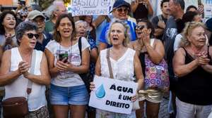 Moradores, comerciantes e cidadãos promovem uma ação para chamar a atenção para a recorrente falta de abastecimento de água que continua a afetar a cidade, Costa da Caparica, 8 de julho de 2026. A iniciativa consiste numa ação pacífica, silenciosa e sem desfile, durante a qual os participantes permanecem posicionados ao longo dos passeios e espaços públicos adjacentes às vias, formando um cordão contínuo. JOSÉ SENA GOULÃO/LUSA