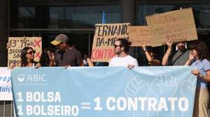 Trabalhadores científicos participam na concentração em defesa da ciência pública e pelo fim da precariedade na ciência, convocada pela Fenprof - Federação Nacional dos Professores e pelos seus sindicatos, juntamente com outras estruturas e organizações do setor do ensino superior e da ciência, esta concentração, visa exigir que o governo, em particular o Ministério da Educação, Ciência e Inovação, e as Instituições de Ensino Superior e de Ciência deem uma resposta efetiva e imediata aos trabalhadores do setor do Ensino Superior e da Ciência, frente ao Centro de Congressos de Lisboa, em Lisboa, 15 de julho de 2026. TIAGO PETINGA/LUSA