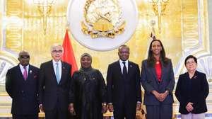 O presidente da Assembleia da República portuguesa, José Pedro Aguiar-Branco (2-E), presidente da Assembleia Parlamentar da CPLP, Margarida Talapa (3-E), presidente da Assembleia Nacional de Angola é Adão Francisco Correia de Almeida (3-D), presidente da Assembleia Nacional de Cabo Verde, Janira Hopffer Almada (2-D) e a presidente do Parlamento Nacional de Timor-Leste, Maria Fernanda Lay (D), durante o encerramanto da 15.ª sessão intercalar da Assembleia Parlamentar da Comunidade dos Países de Língua Portuguesa (AP-CPLP), Luanda, Angola, 24 de julho de 2026. A ordem de trabalhos, que se estendem até sexta-feira, inclui reuniões das comissões especializadas, da Rede de Mulheres Parlamentares e dos presidentes dos grupos nacionais, além da apreciação de propostas destinadas a reforçar a fiscalização parlamentar, a boa governação e o desenvolvimento sustentável. AMPE ROGÉRIO/LUSA