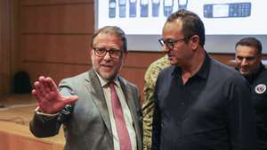 O ministro da Administração Interna, Luís Neves (E), acompanhado pelo presidente da Câmara Municipal de Leiria, Gonçalo Lopes, assiste a uma ação de formação do plano nacional de capacitação da comunidade de utilizadores do Sistema Integrado de Redes de Emergência e Segurança de Portugal - SIRESP. A iniciativa visa dotar os formandos de todas as práticas que garantam uma operação robusta, eficiente e segura da rede TETRA SIRESP, Leiria, 6 de agosto de 2026. PAULO CUNHA/LUSA