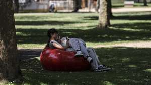 Estudantes aproveitam a sombra no Jardim Público de Évora, numa altura em que já se registava temperatura acima dos 35 graus centígrados, Évora, 27 de maio de 2026. O IPMA prevê continuação de temperaturas elevadas para os próximos dias para várias regiões do país com perigo de incêndio muito elevado. NUNO VEIGA/LUSA