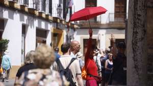 epa13046443 Tourists walk on a hot day in Cordoba, Spain, 18 June 2026.Spain's meteorological agency, AEMET, has issued a warning of an expected increase in temperatures, which could exceed 40 degrees Celsius as Spain faces what could be its first heatwave of 2026, which is set to coincide with the start of summer on 21 June.  EPA/SALAS